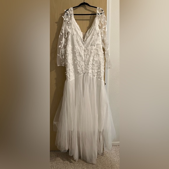 Beautiful, flattering, White gown. - Picture 8 of 8